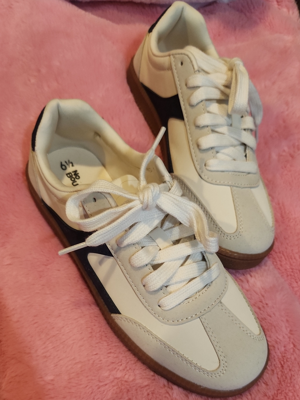No Boundaries White and Navy Retro Lace-Up Sneakers